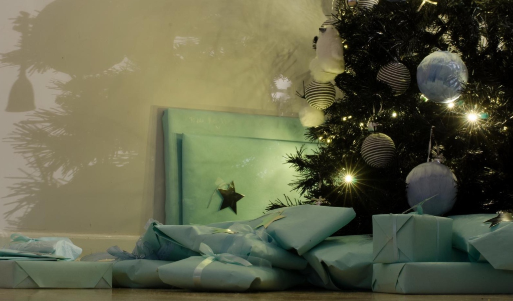 Fondo de pantalla Presents And Christmas Tree 1024x600