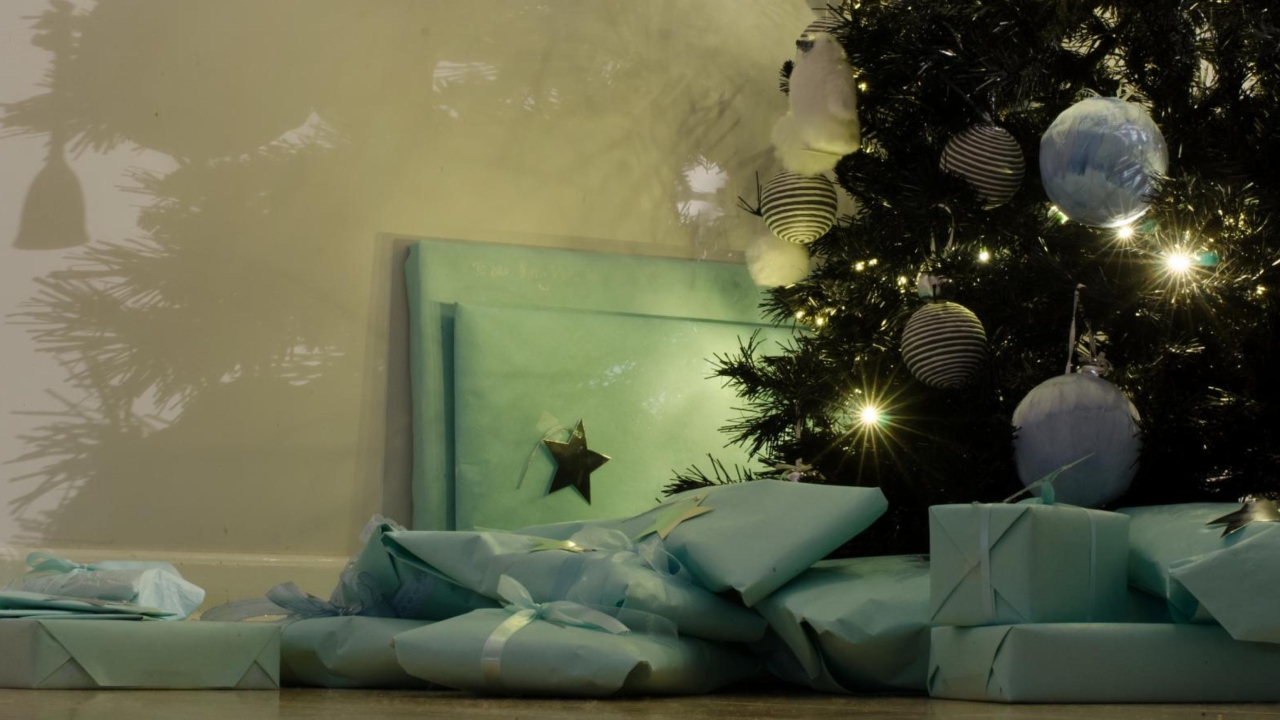 Presents And Christmas Tree screenshot #1 1280x720