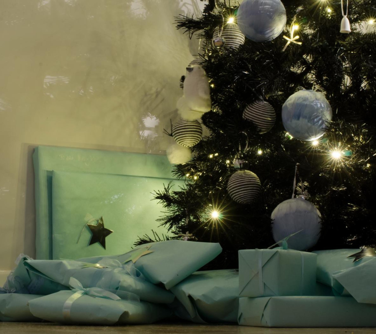 Sfondi Presents And Christmas Tree 1440x1280