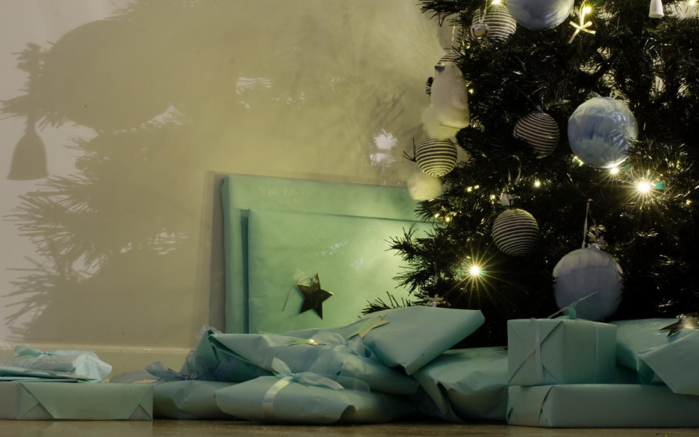 Sfondi Presents And Christmas Tree 1440x900