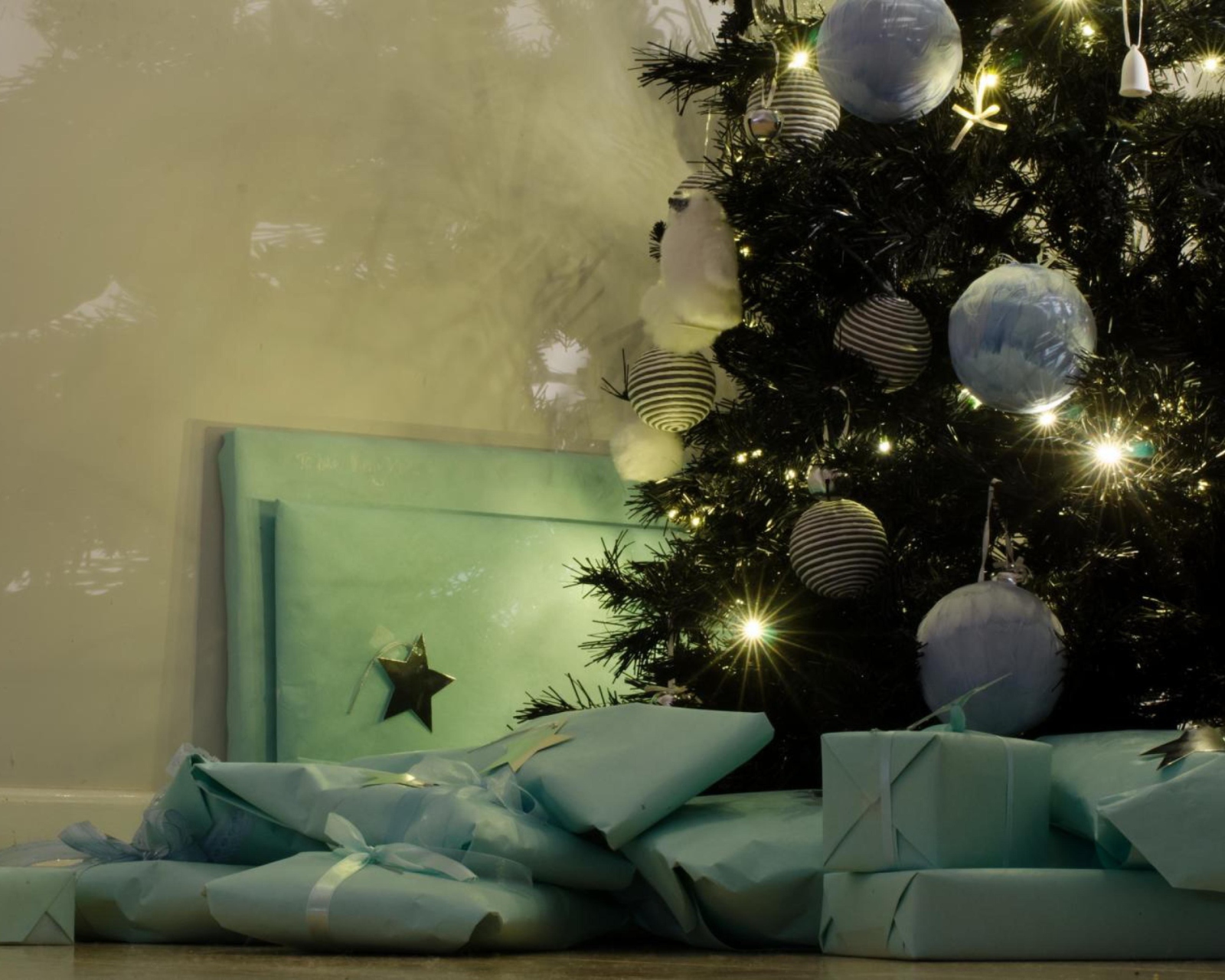 Das Presents And Christmas Tree Wallpaper 1600x1280
