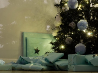 Обои Presents And Christmas Tree 320x240
