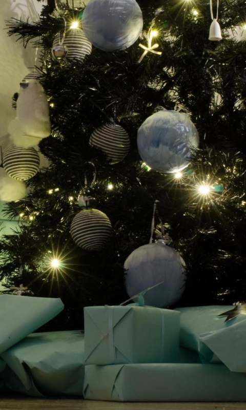 Обои Presents And Christmas Tree 480x800