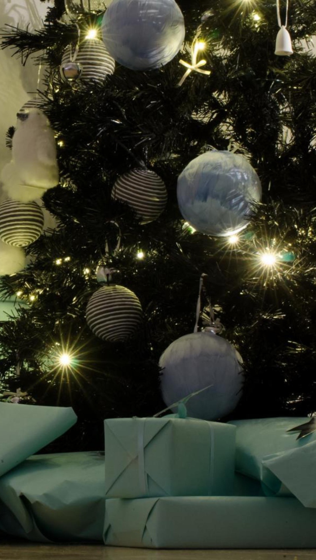 Sfondi Presents And Christmas Tree 640x1136