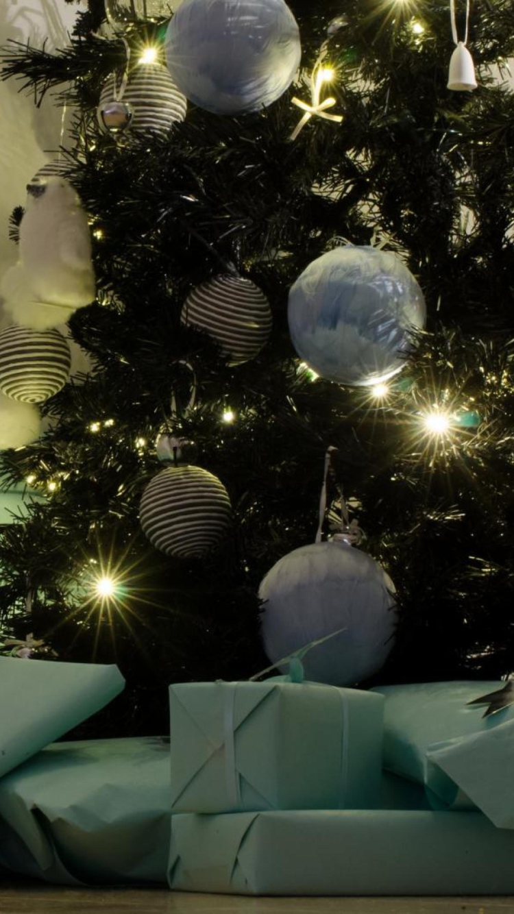 Sfondi Presents And Christmas Tree 750x1334