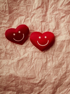 Das Smiling Hearts Wallpaper 240x320