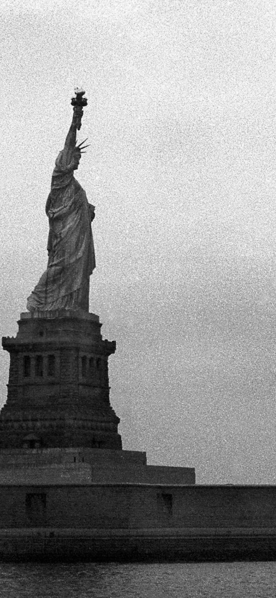 Statue Of Liberty wallpaper 1170x2532
