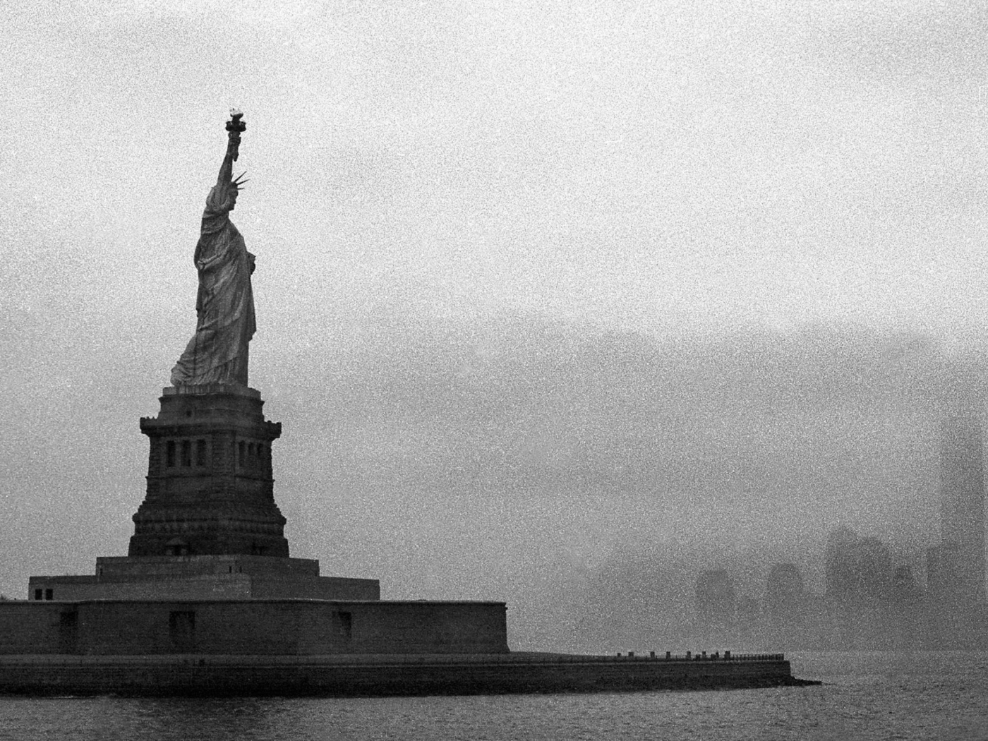 Fondo de pantalla Statue Of Liberty 1400x1050