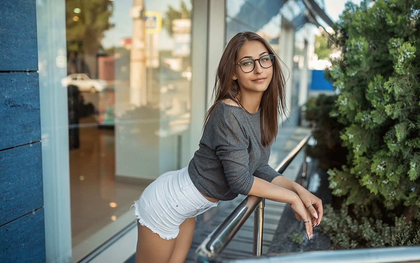 Pretty girl in glasses wallpaper 1440x900