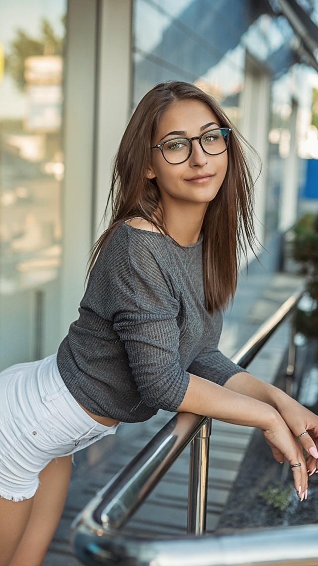 Pretty girl in glasses wallpaper 640x1136