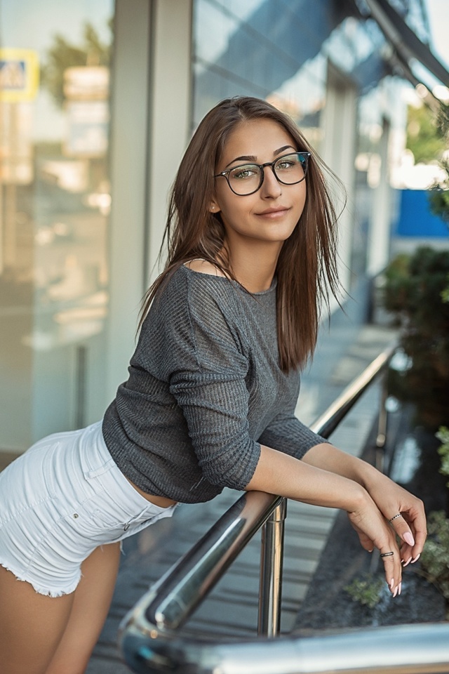 Pretty girl in glasses wallpaper 640x960
