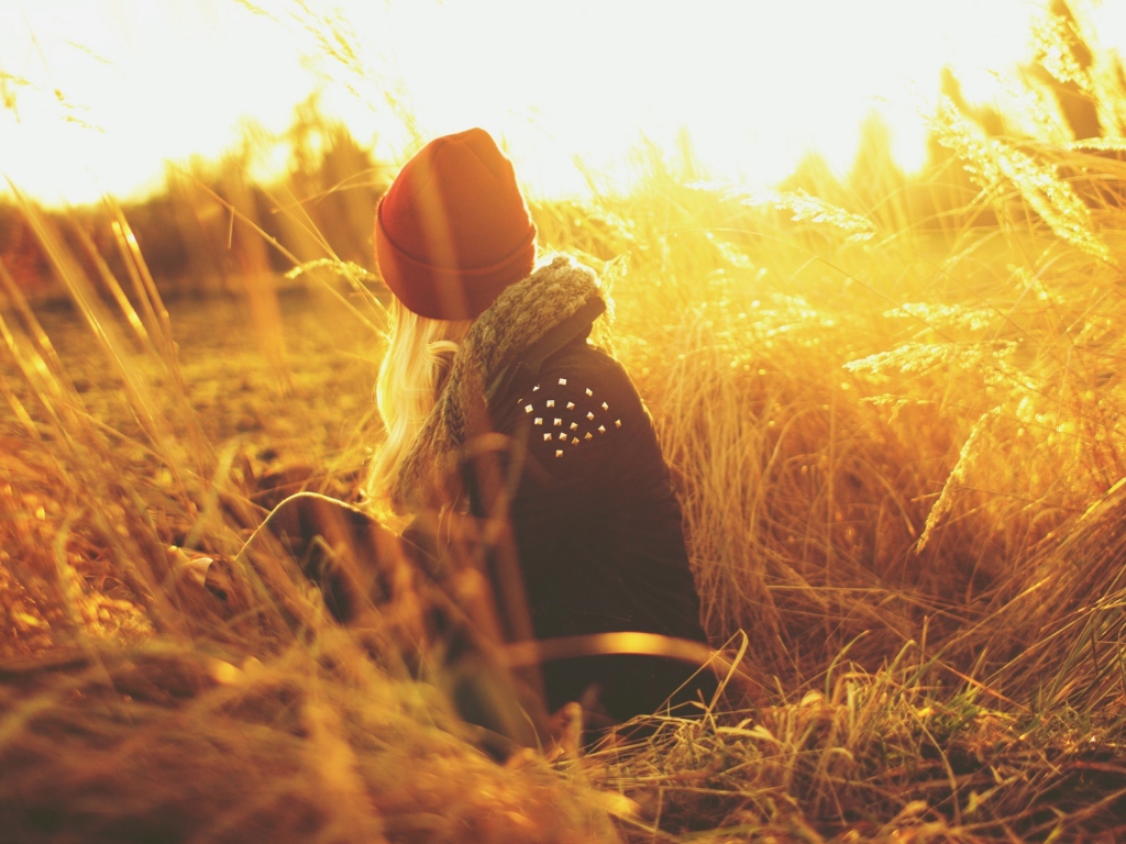 Sfondi Girl In Red Hat In Field Of Gold 1024x768