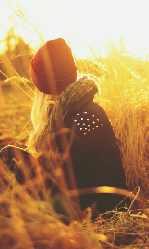 Fondo de pantalla Girl In Red Hat In Field Of Gold 480x800