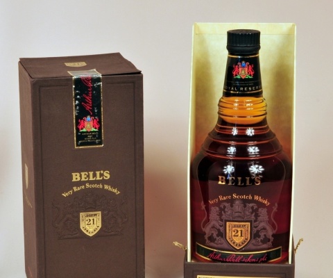 Das Bells Scotch Blended Whisky Wallpaper 480x400