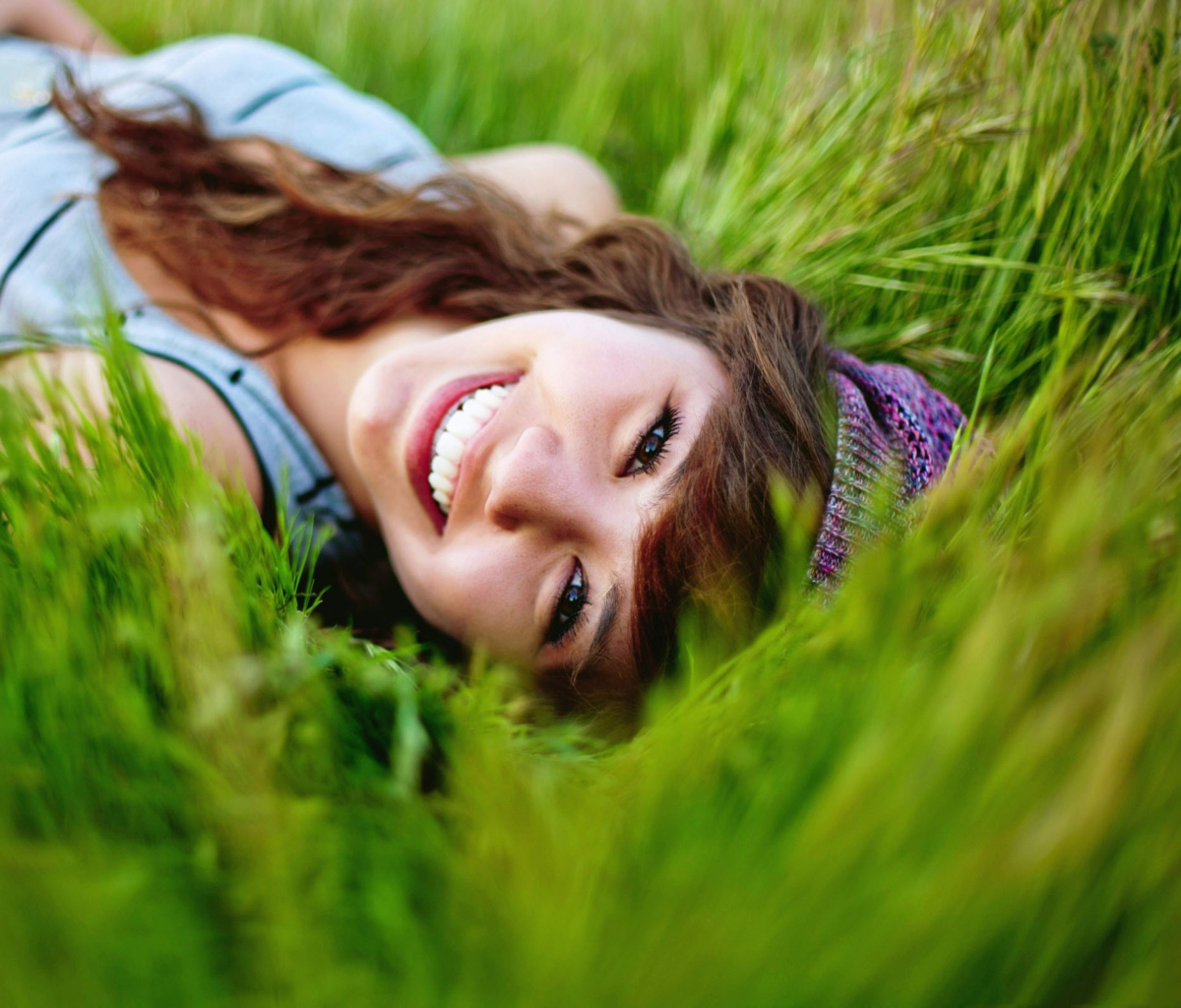 Smiling Girl Lying In Green Grass screenshot #1 1200x1024