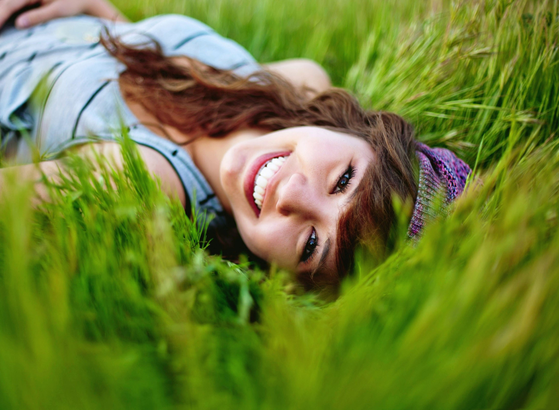 Das Smiling Girl Lying In Green Grass Wallpaper 1920x1408