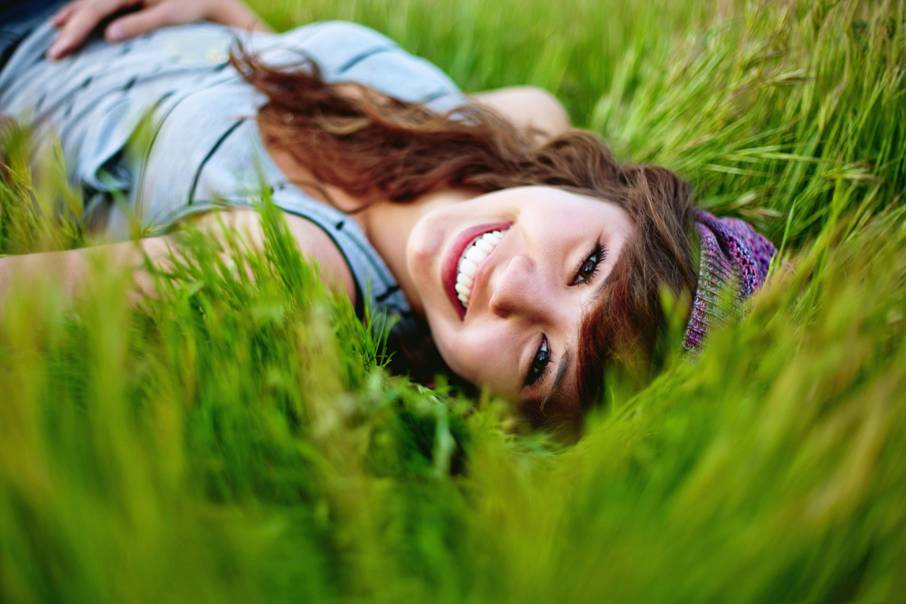Fondo de pantalla Smiling Girl Lying In Green Grass 2880x1920