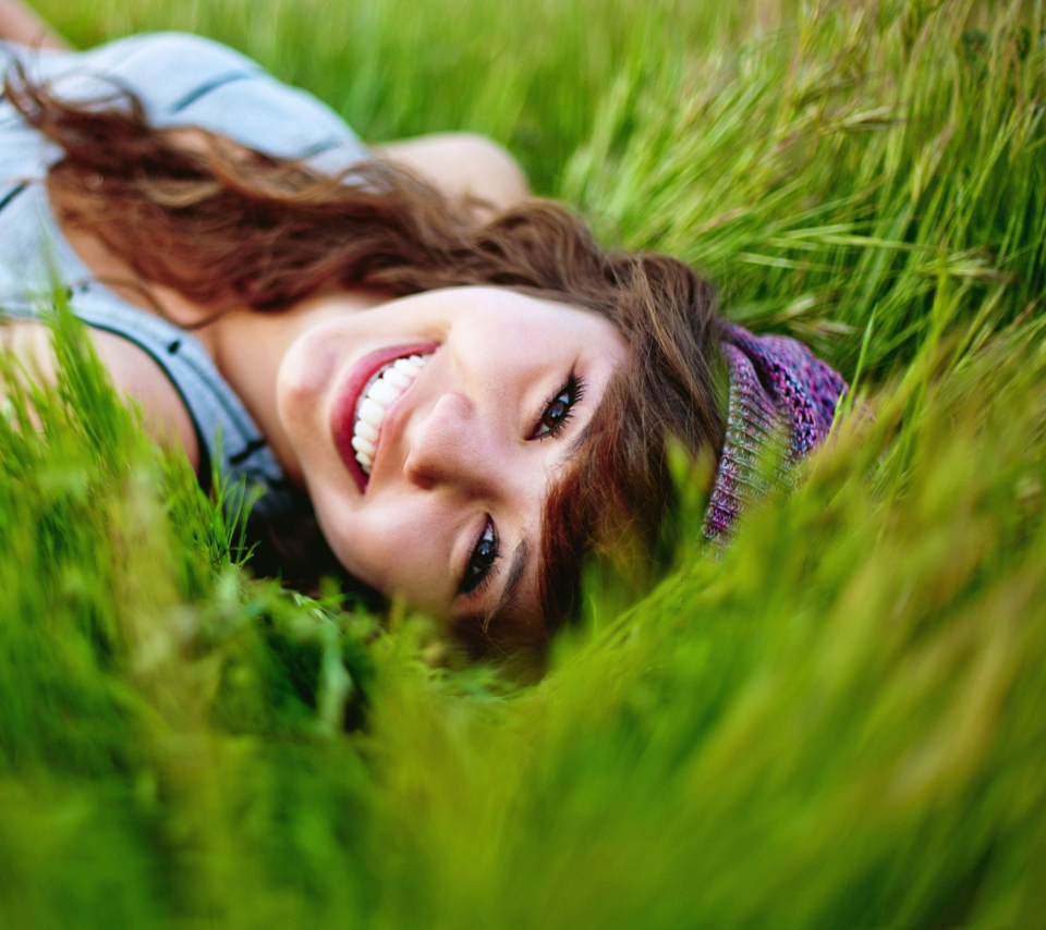 Das Smiling Girl Lying In Green Grass Wallpaper 960x854