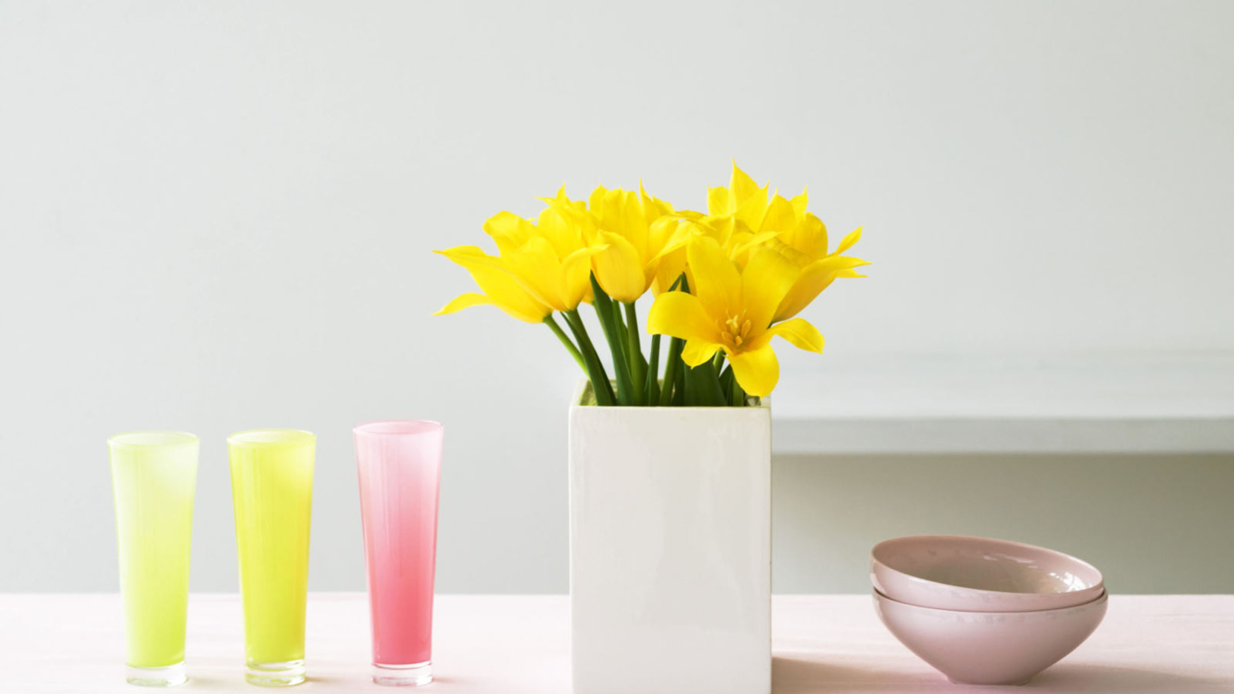 Fondo de pantalla Yellow Flowers In Vase 1366x768