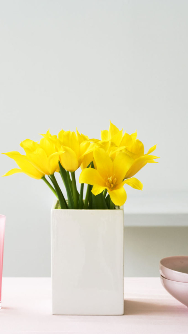 Das Yellow Flowers In Vase Wallpaper 640x1136