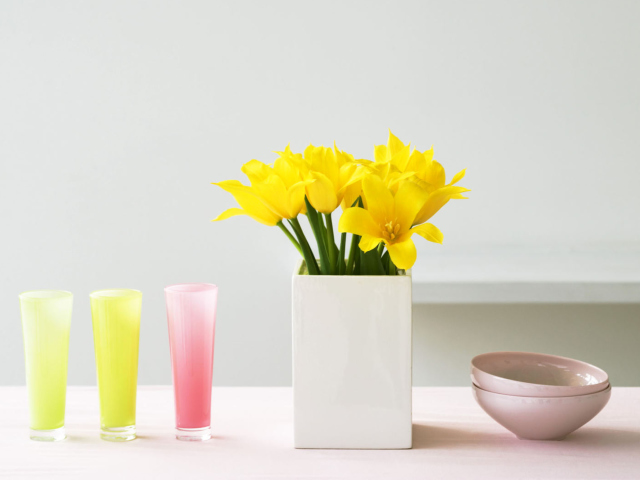 Das Yellow Flowers In Vase Wallpaper 640x480