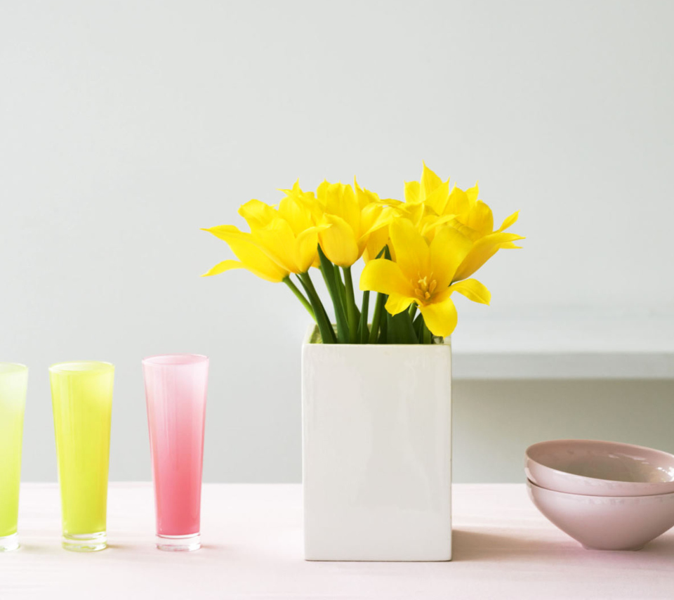 Обои Yellow Flowers In Vase 960x854