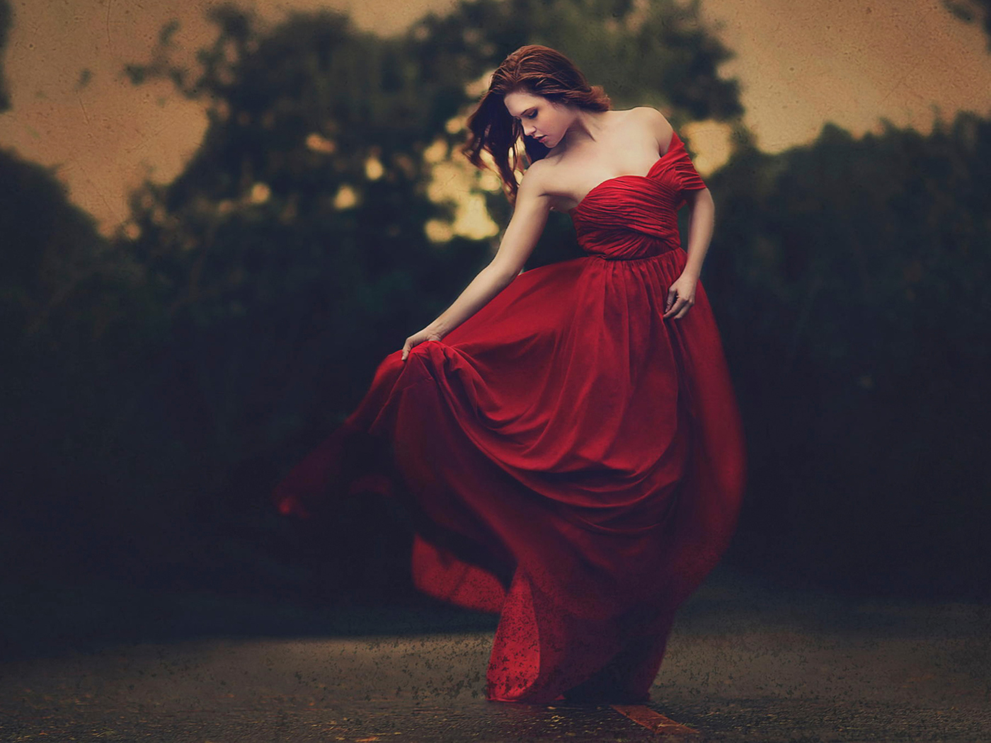 Screenshot №1 pro téma Girl In Beautiful Red Dress 1400x1050