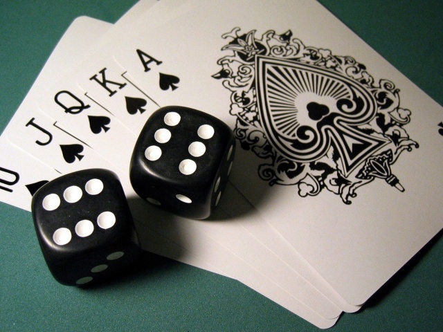 Das Gambling Dice and Cards Wallpaper 640x480