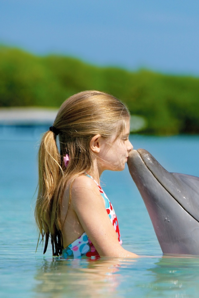 Sfondi Girl and dolphin kiss 640x960