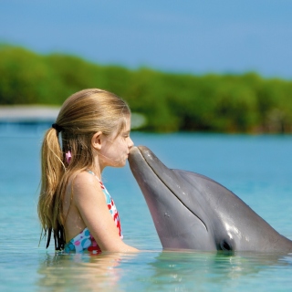 Girl and dolphin kiss papel de parede para celular para iPad