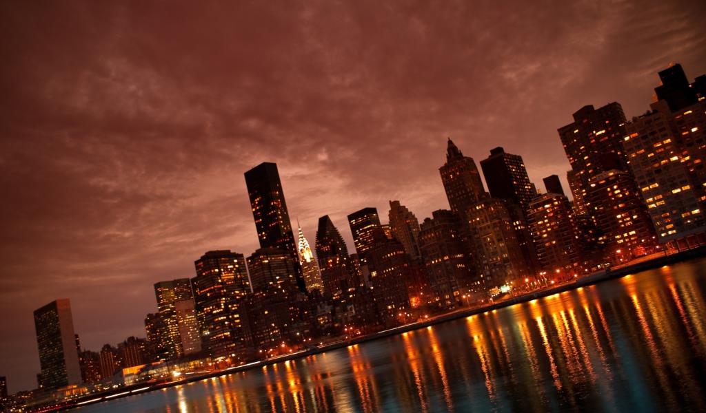 Fondo de pantalla Manhattan Reflections 1024x600