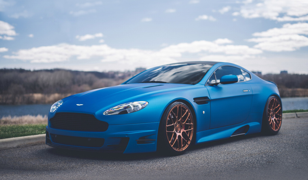 Sfondi Blue Aston Martin V8 Vantage S 1024x600