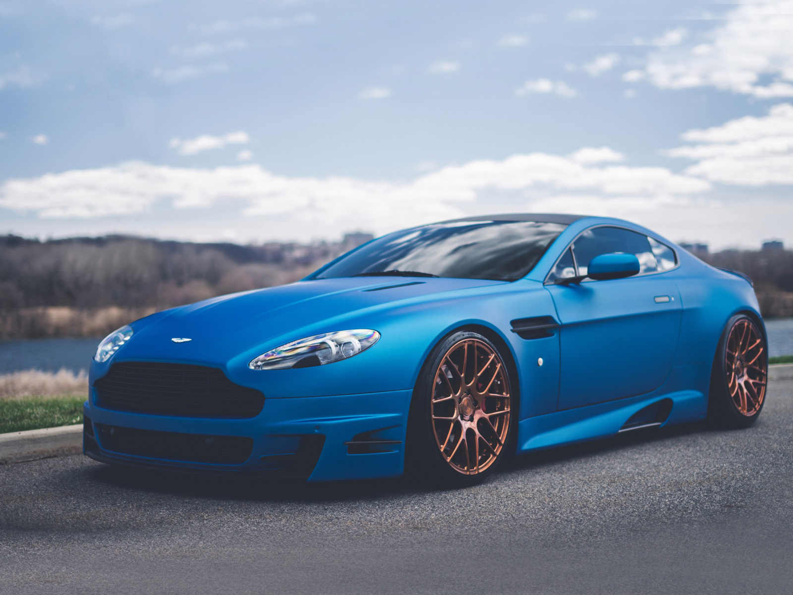 Sfondi Blue Aston Martin V8 Vantage S 1600x1200