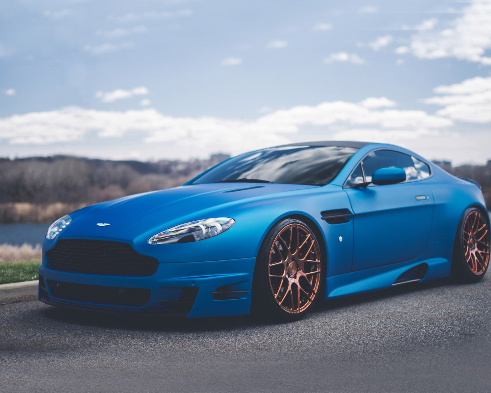 Fondo de pantalla Blue Aston Martin V8 Vantage S 1600x1280