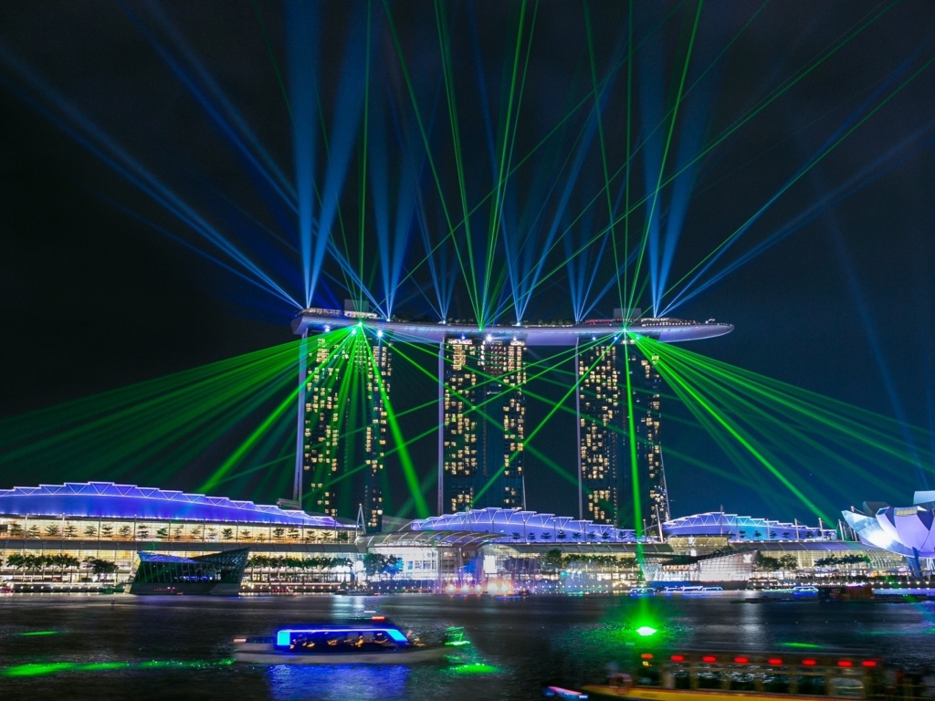 Fondo de pantalla Laser show near Marina Bay Sands Hotel in Singapore 1024x768