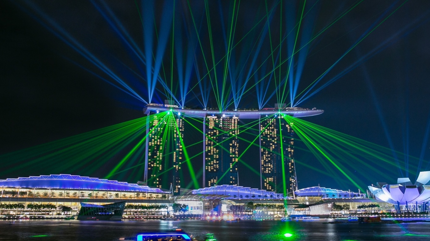 Fondo de pantalla Laser show near Marina Bay Sands Hotel in Singapore 1366x768
