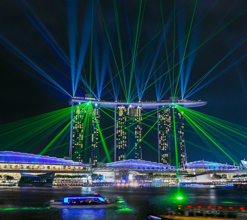 Fondo de pantalla Laser show near Marina Bay Sands Hotel in Singapore 960x854