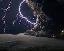 Sfondi Lightning Behind Dark Clouds 220x176