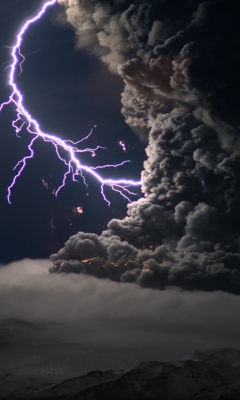 Sfondi Lightning Behind Dark Clouds 240x400