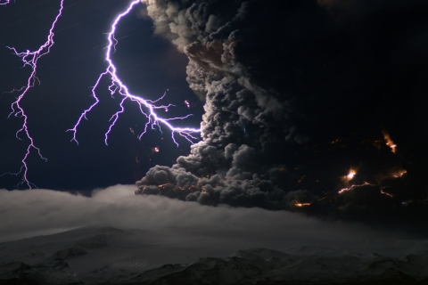 Обои Lightning Behind Dark Clouds 480x320