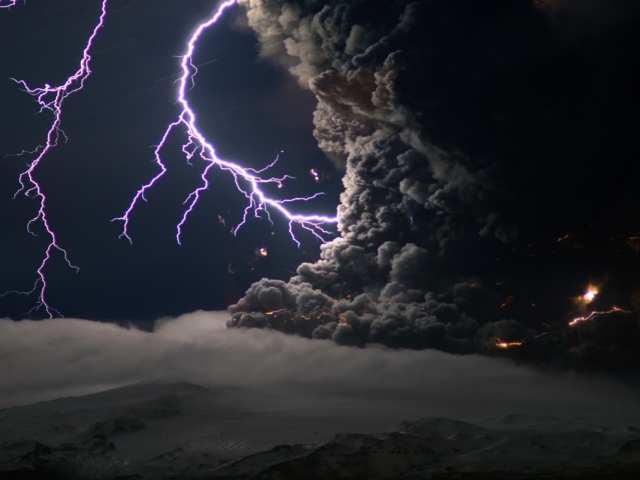 Das Lightning Behind Dark Clouds Wallpaper 640x480