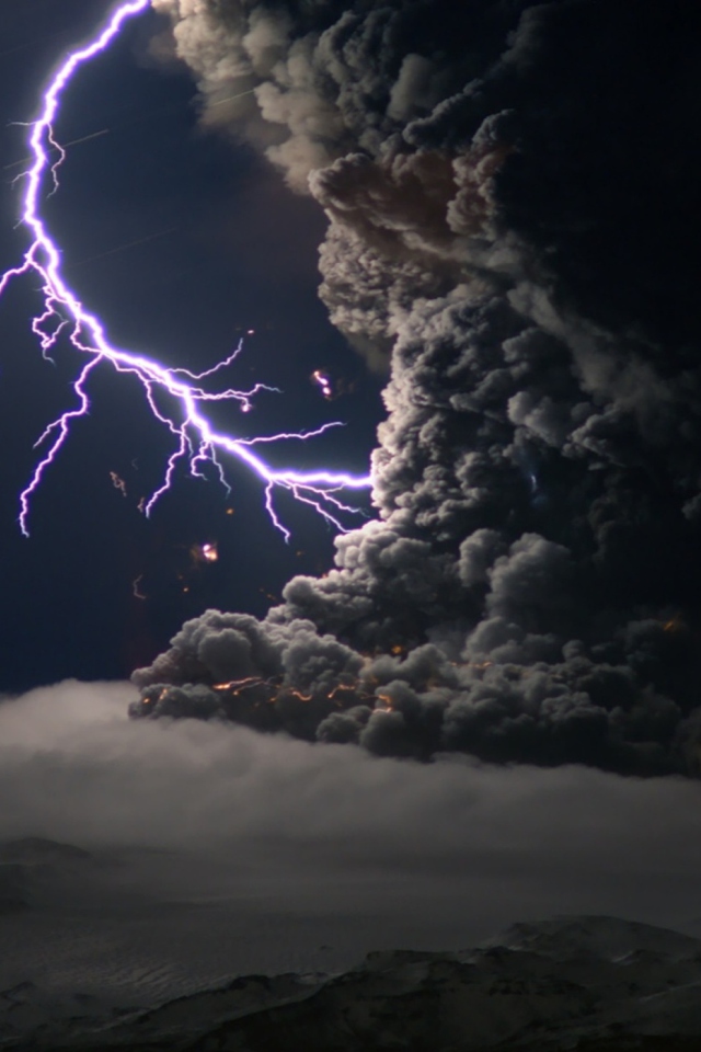 Sfondi Lightning Behind Dark Clouds 640x960