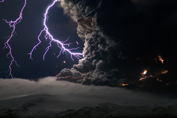 Lightning Behind Dark Clouds screenshot #1