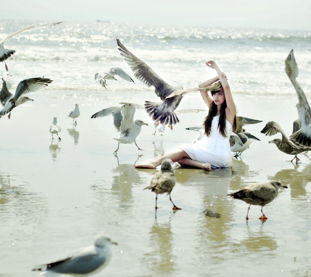 Fondo de pantalla Girl And Seagulls On Beach 1080x960