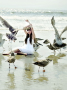 Sfondi Girl And Seagulls On Beach 132x176