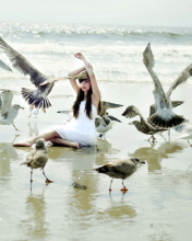 Das Girl And Seagulls On Beach Wallpaper 176x220