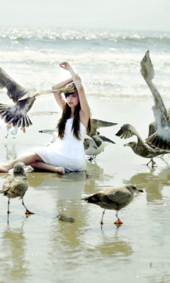 Sfondi Girl And Seagulls On Beach 240x400