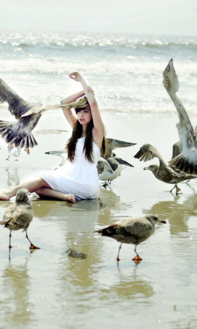 Fondo de pantalla Girl And Seagulls On Beach 768x1280