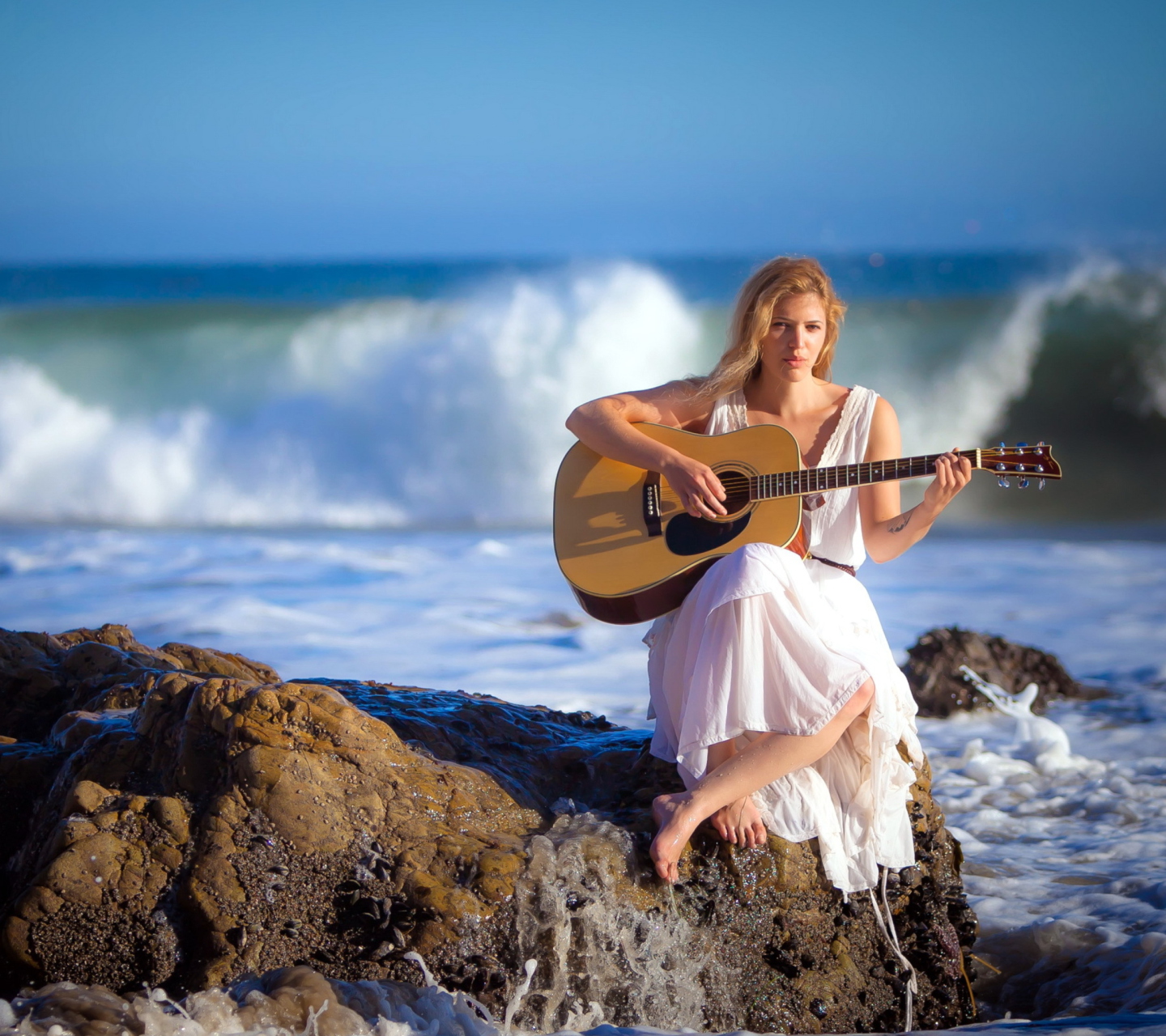 Видео песни волна. Девушка-море. Гитара и море. Гитара на фоне моря. Девушка с гитарой на фоне моря.