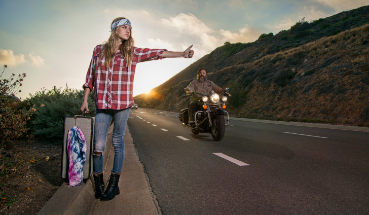 Sfondi Girl On Road